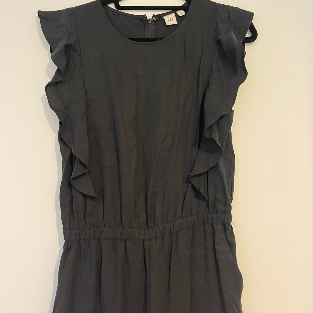 Gap dark grey romper with ruffle sleeves and elastic waist.